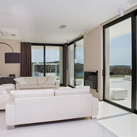 Stunning Seafront House In Istria Magnifique Contemporary 5 Bedroom Sauna And Gym Direct Access To Sea 브르사르