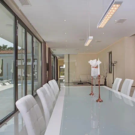 Stunning Seafront House In Istria Magnifique Contemporary 5 Bedroom Sauna And Gym Direct Access To Sea 빌라 *